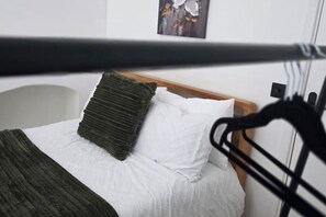 Een strijkplank/strijkijzer, wifi, beddengoed