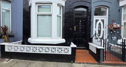 2 Bedroom Flat Near Anfield Stadium - Sleeps 4