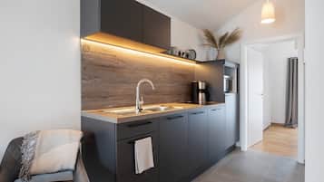 Een koelkast, een oven, een kookplaat, een vaatwasser