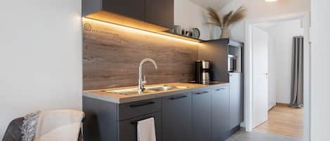 Jääkaappi, uuni, liesi, astianpesukone