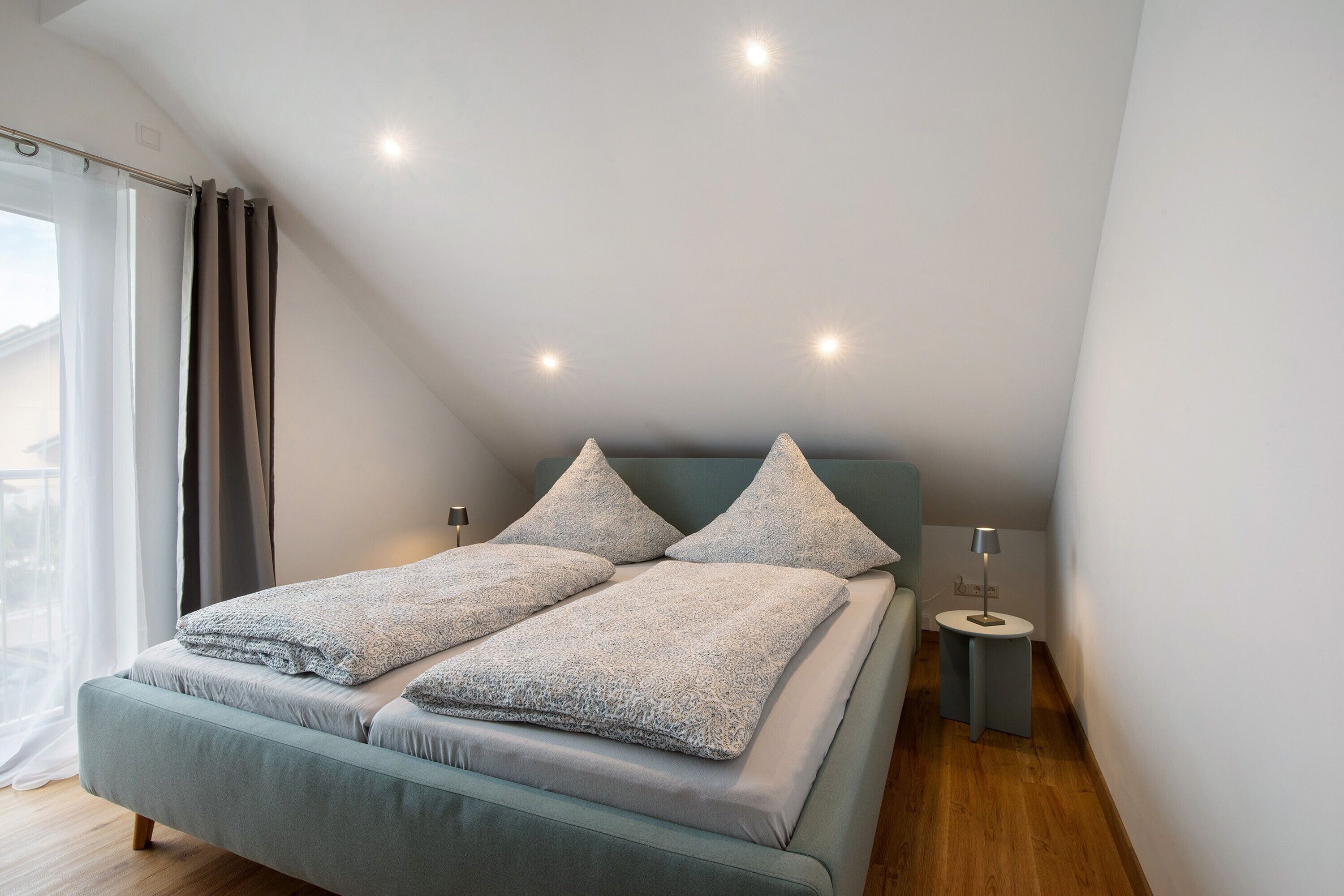 1 bedroom, bed sheets