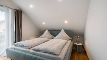 1 bedroom, bed sheets