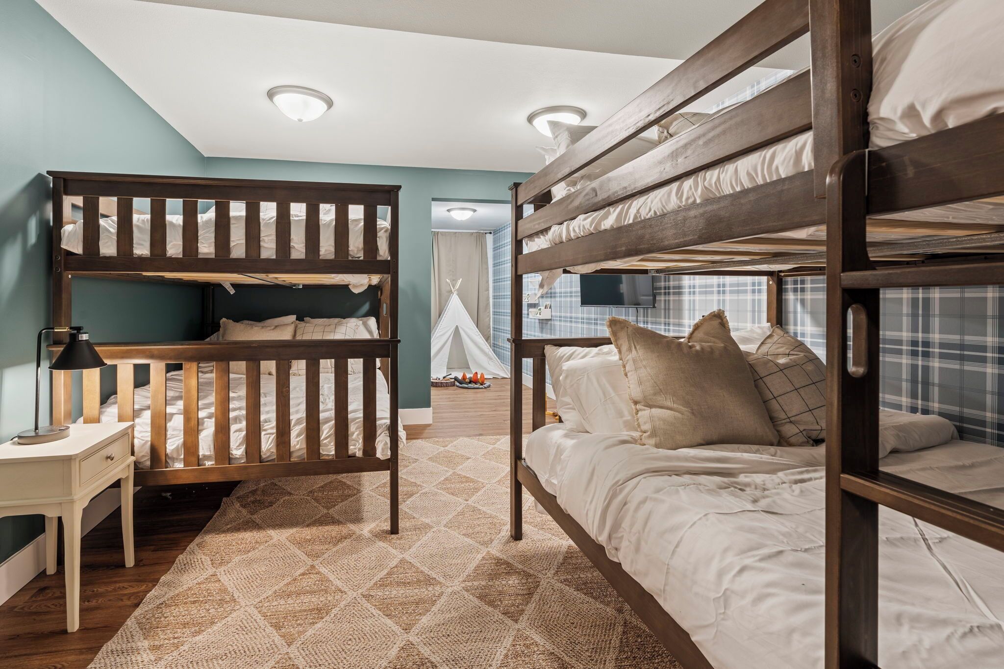 5 bedrooms, desk, free WiFi, bed sheets