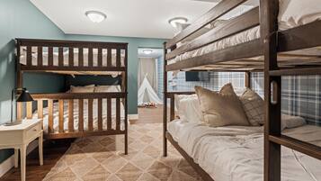 5 bedrooms, desk, free WiFi, bed sheets