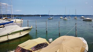 Un port de plaisance où sont amarrés de nombreux bateaux, l’eau est calme et le ciel est dégagé.