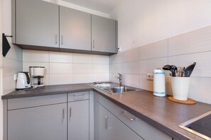 Fridge, oven, stovetop, coffee/tea maker