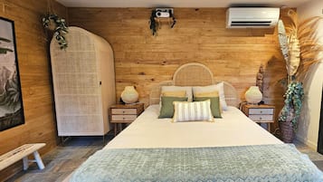 Tabla de planchar con plancha, wifi y ropa de cama