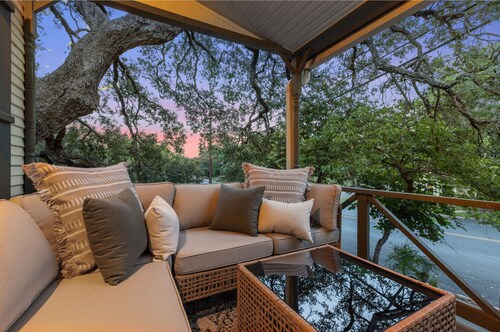 The Yellow Haus - Hot Tub, Walk to Main, Fire Pit, Coffee & Oatmeal Bar