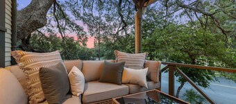 The Yellow Haus - Hot Tub, Walk to Main, Fire Pit, Coffee & Oatmeal Bar