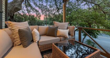 The Yellow Haus - Hot Tub, Walk to Main, Fire Pit, Coffee & Oatmeal Bar