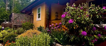 Seaside Perch - a Cozy Cottage near the beach.