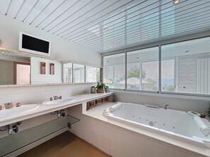 مجففات شعر، مناشف، صابون، ورق حمّام