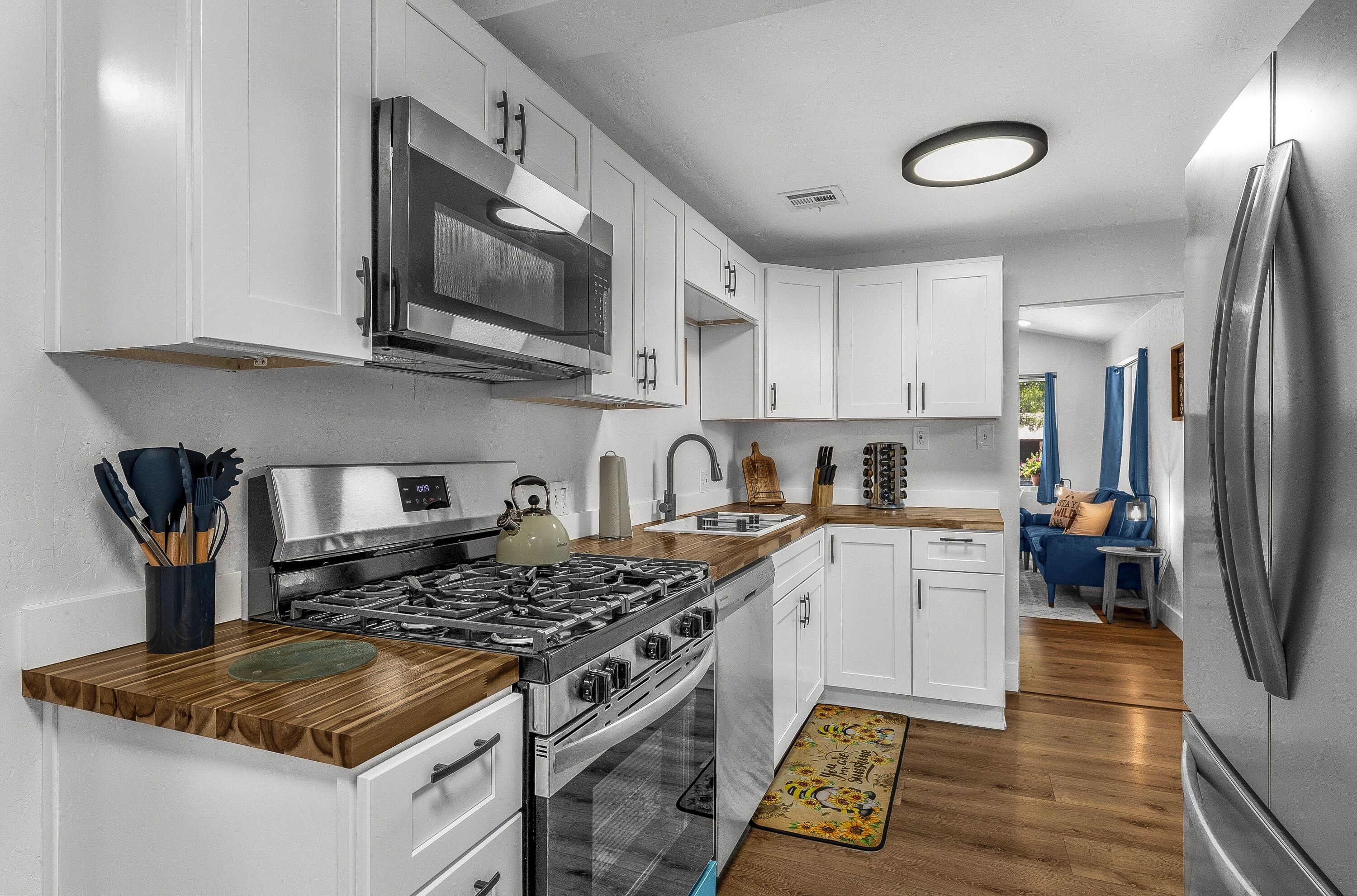 Kylskåp, mikrovågsugn, ugn och spishäll