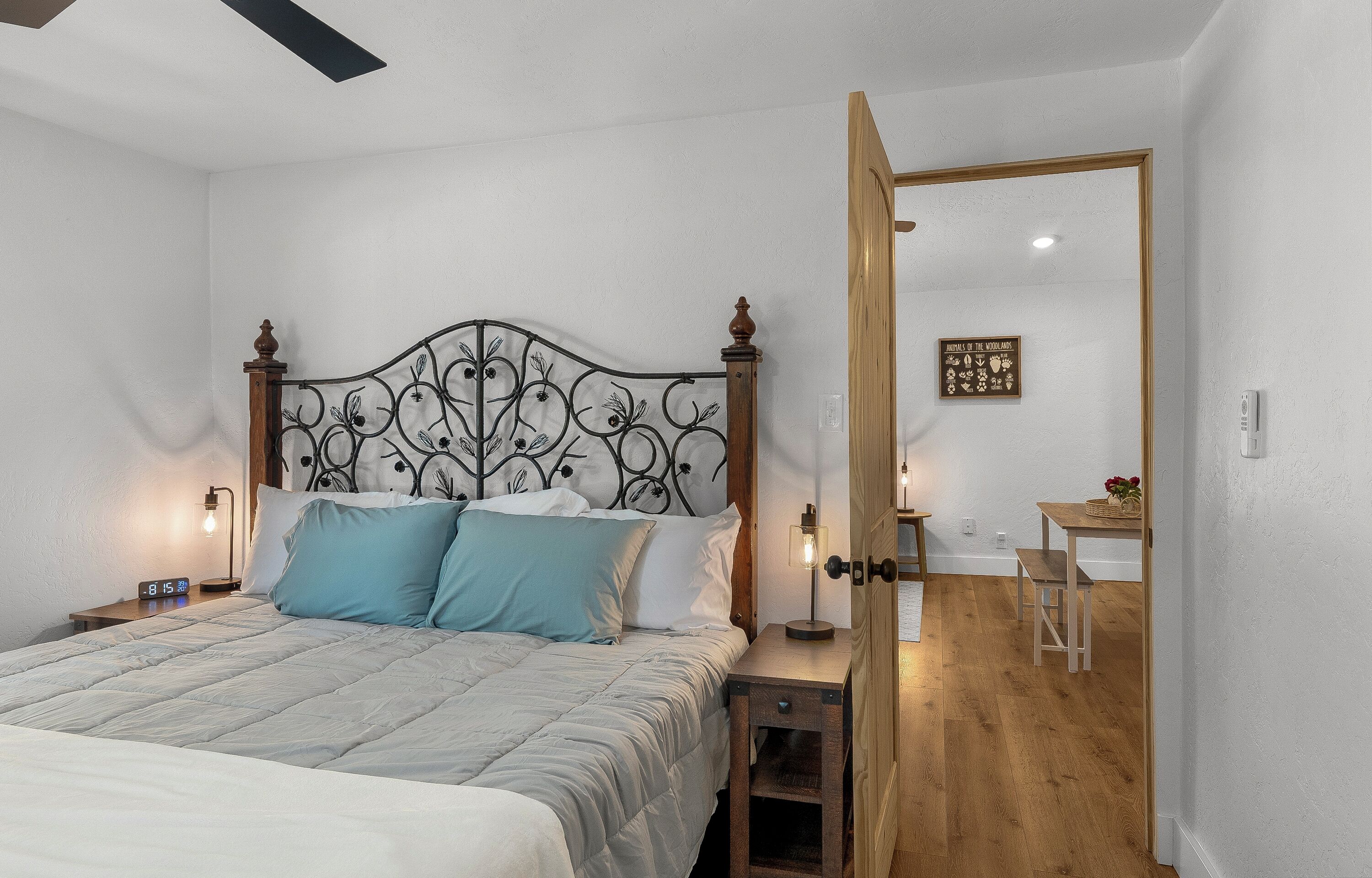 Une chambre à coucher comprenant un lit, des tables de chevet, une commode, un bureau et une chaise.