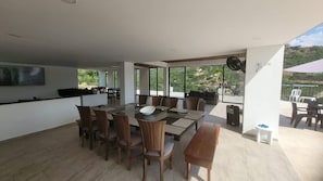 Vila, 5 quartos, acessível, para fumantes | Sala de jantar