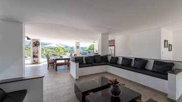 Villa, 5 Bedrooms, Accessible, Smoking | Living room