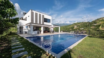 Una piscina al aire libre