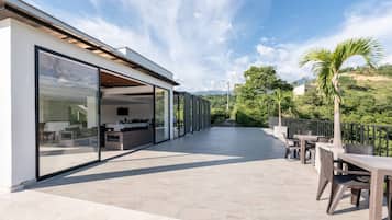 Villa, 5 habitaciones, con acceso para personas discapacitadas, para fumadores | Restaurante al aire libre