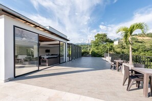 Villa, 5 chambres, accessible aux personnes à mobilité réduite, fumeur | Restauration extérieure