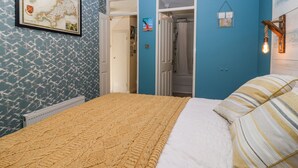 Une chambre à coucher avec un lit, une carte accrochée au mur et un radiateur.