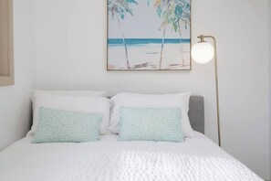 6 habitaciones, escritorio y tabla de planchar con plancha