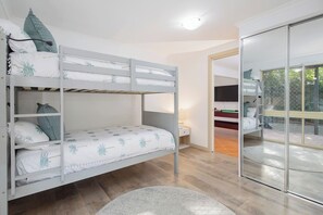 6 Schlafzimmer, Schreibtisch, Bügeleisen/Bügelbrett, Reisekinderbett