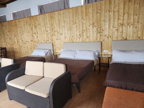 1 bedroom, bed sheets - Room 'Jardin Habitación Cuádruple I' with Private Pool, Shared Terrace and Shared Garden (Monforte de Lemos)