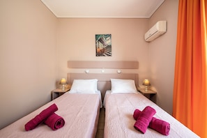 Quarto triplo clássico, sacada, vista para o jardim | Wi-Fi de cortesia