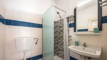 Habitación cuádruple familiar, balcón, vistas a la ciudad | Baño | Ducha, secador de pelo, toallas y jabón