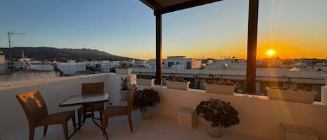 Habitación triple panorámica, balcón, vista a la montaña | Terraza o patio