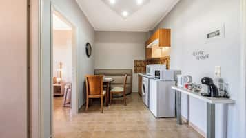 Habitación cuádruple familiar, balcón, vista a la ciudad | Cocina privada | Refrigerador con congelador, microondas y parrilla de estufa