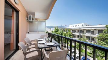 Habitación cuádruple familiar, balcón, vistas a la ciudad | Terraza o patio