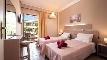 Habitación cuádruple familiar, balcón, vistas a la ciudad | Wifi gratis