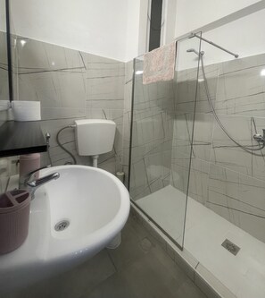 Chambre quadruple familiale, balcon, vue sur la ville | Salle de bain | Douche, séchoir à cheveux, serviettes fournies, savon