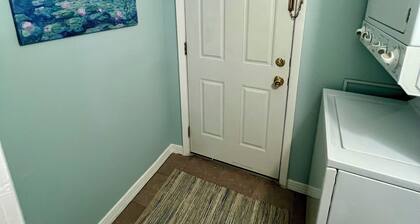 1.5 blocks to beach, sleeps 4, front porch & beach passes! Charming & spacious