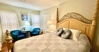 1.5 blocks to beach, sleeps 4, front porch & beach passes! Charming & spacious