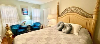1.5 blocks to beach, sleeps 4, front porch & beach passes! Charming & spacious