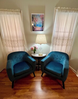 Smart TV, books - 1.5 blocks to beach, sleeps 4, front porch & beach passes! Charming & spacious (Neptune Township)