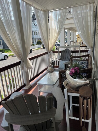 1.5 blocks to beach, sleeps 4, front porch & beach passes! Charming & spacious