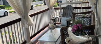 1.5 blocks to beach, sleeps 4, front porch & beach passes! Charming & spacious
