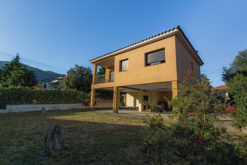 Modern Town House in Maçanet