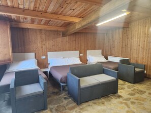 1 bedroom, bed sheets - Room 'Casa Jardín Habitación Cuádruple J' with Private Pool, Shared Terrace and Shared Garden (Monforte de Lemos)