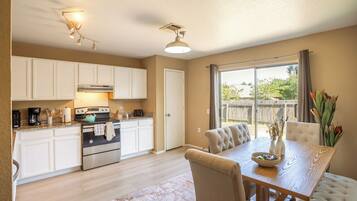 Mikrowelle, Ofen, Herdplatte, Geschirrspüler