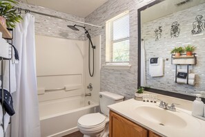 Hårtork, handdukar, tvål och schampo