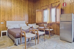 1 bedroom, bed sheets - Room 'Jardín Habitación Triple B' with Private Pool, Shared Terrace and Shared Garden (Monforte de Lemos)