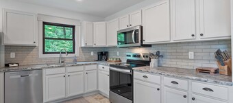 No Deadlines: 3  BR, 2  BA House in Crane Hill, Sleeps 10