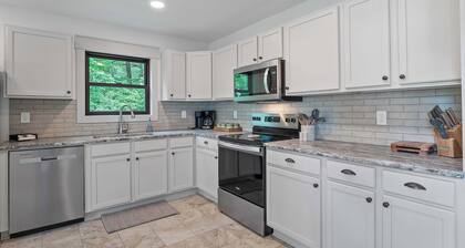 No Deadlines: 3 BR, 2 BA House in Crane Hill, Sleeps 10