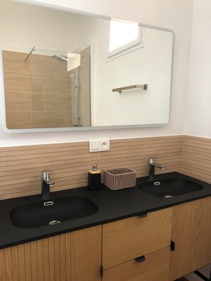 Dusche, Haartrockner, Handtücher, Seife