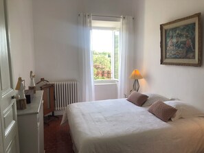 3 bedrooms, iron/ironing board, travel crib, free WiFi