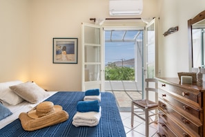 4 bedrooms, iron/ironing board, WiFi, bed sheets - Holiday Home 'Sunset Retreat Villa Sophia", Wi-Fi and Air Conditioning (Poseidonia/Syros)